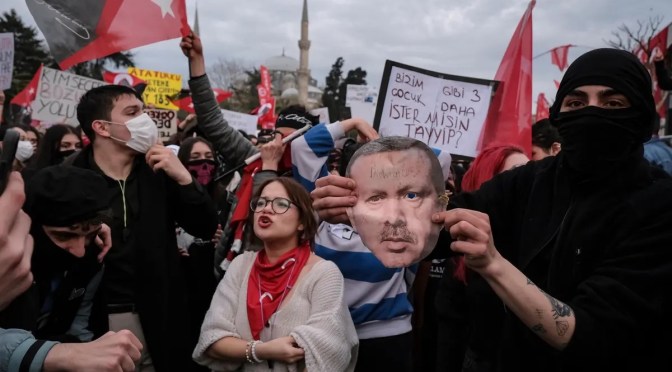 Turquie : manifestations massives contre le président Erdogan et le chef de l’opposition défie Erdogan d’organiser des élections en novembre
