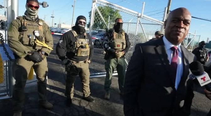 En guerre contre trump, un maire new-yorkais se retrouve menotté lors d’une intrusion sur un site de migrants