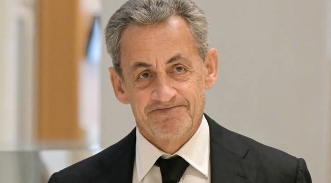 France – Justice: le bracelet électronique de Nicolas Sarkozy a été retiré, annonce le parquet de Paris