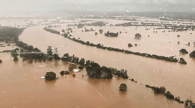 Australie : trois morts et 50 000 personnes bloquées dans les inondations à l&rsquo;Est du pays