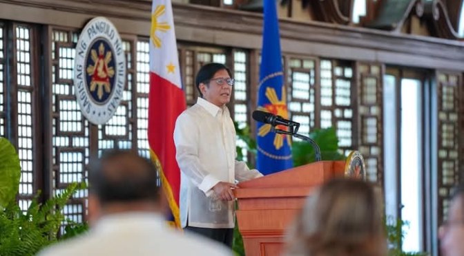 Philippines: sous pression, le président Marcos Jr réclame la démission de son gouvernement