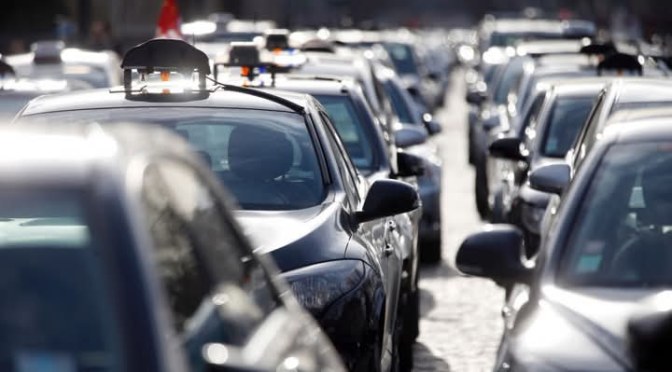 Grogne des taxis en France: un &laquo;&nbsp;mouvement statique&nbsp;&raquo; a eu lieu ce lundi devant les aéroports Orly et Roissy-Charles de Gaulle.