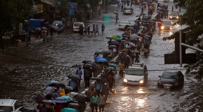 Inde : une mousson précoce provoque des inondations dans la ville de Mumbai (Bombay)