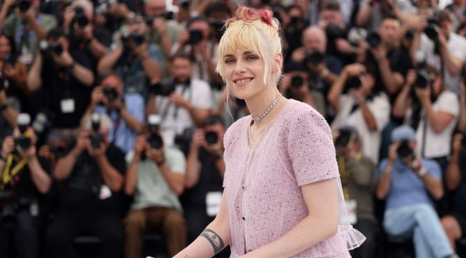Cannes 2025 : Kristen Stewart ovationnée pendant six minutes pour son premier long-métrage, &laquo;&nbsp;The Chronology of Water&nbsp;&raquo;
