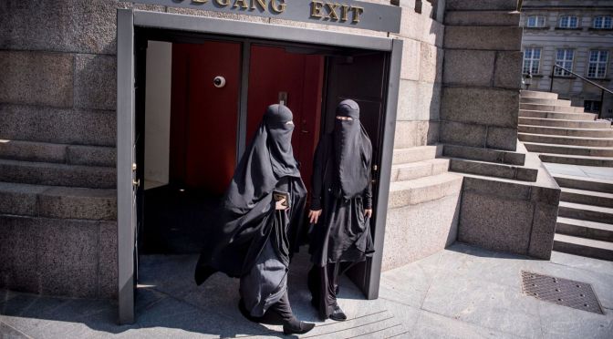 Le niqab dans la tourmente européenne : le Danemark légifère, le Royaume-Uni vacille