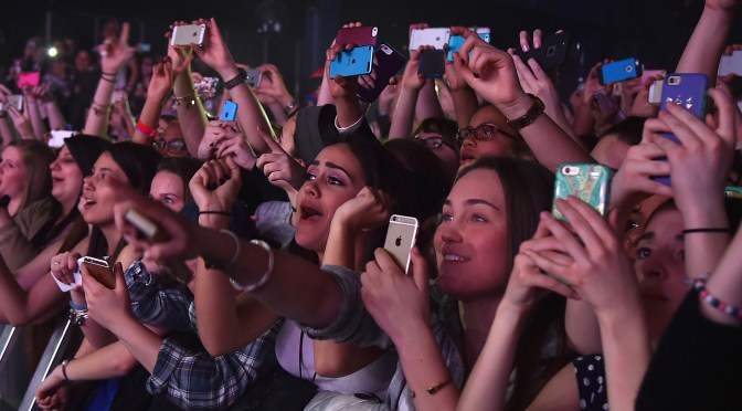 Quand le smartphone tue le concert : Sabrina Carpenter pointe les dérives d’une époque hyperconnectée