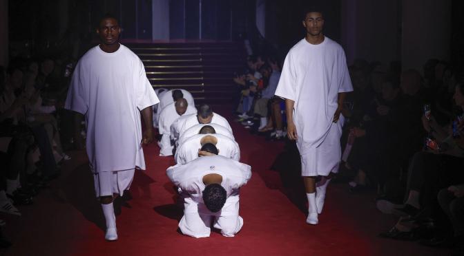 Willy Chavarría crée la controverse à la semaine de la mode de Paris en mettant en scène les détenus du Salvador