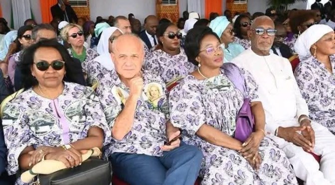 Côte d&rsquo;Ivoire: l&rsquo;ambassadeur de France et son embarrassante chemise à la gloire de la première dame suscitent la polémique