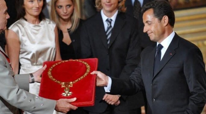 France : Exclu de la Légion d&rsquo;honneur, Nicolas Sarkozy prend acte et compte sur la CEDH – les réactions affluent