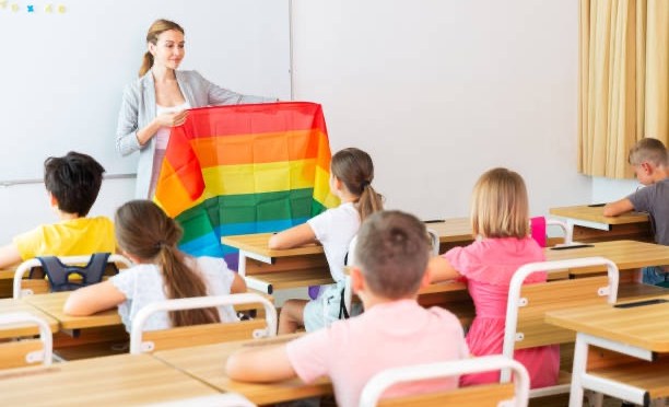 France : la présidente de &laquo;&nbsp;SOS Homophobie&nbsp;&raquo; appelle à tricher pour imposer les identités LGBT dans les écoles et la société, lors d’une conférence de LFI