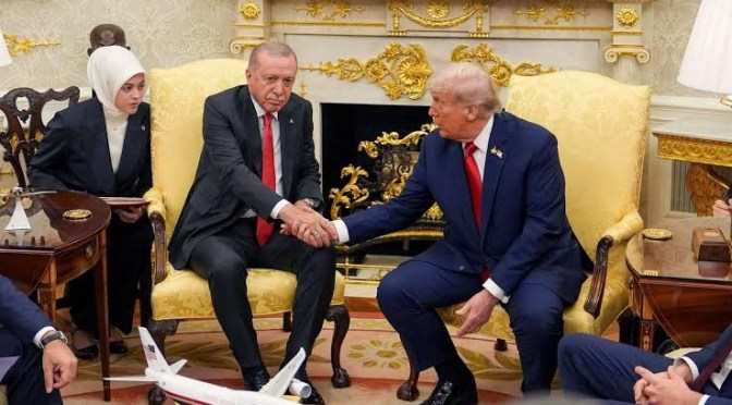 Turquie : Donald Trump évoque une levée rapide des sanctions mais exige l’arrêt des achats de pétrole russe