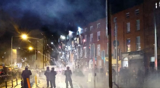 Dublin : trois policiers blessés et 24 personnes arrêtées lors d’émeutes autour d’un hôtel pour demandeurs d’asile