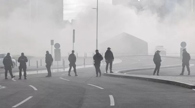 Serbie : le président Aleksandar Vučić dénonce une “attaque terroriste” devant le Parlement à Belgrade