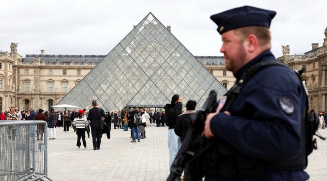 Vol au Louvre: cinq nouvelles interpellations, annonce la procureure de Paris