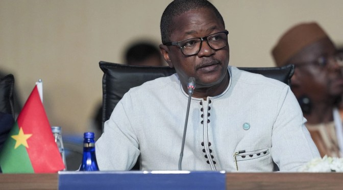 Après le refus du Burkina Faso, le Ghana divisé sur l’accueil des immigrants expulsés des États-Unis d’Amérique