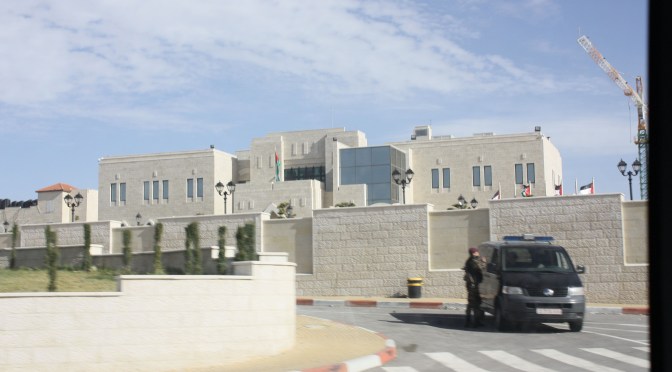 Israël bloque 4 milliards de dollars de recettes palestiniennes : vers l’asphyxie budgétaire de l’Autorité palestinienne