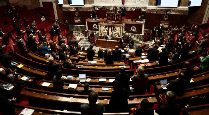 France : &laquo;&nbsp;alors que le Parti socialiste obtient une victoire sur la CSG sur le capital, à l&rsquo;assemblée nationale, les sénateurs promettent de réécrire le texte du budget 2026 en baissant drastiquement les dépenses&nbsp;&raquo;