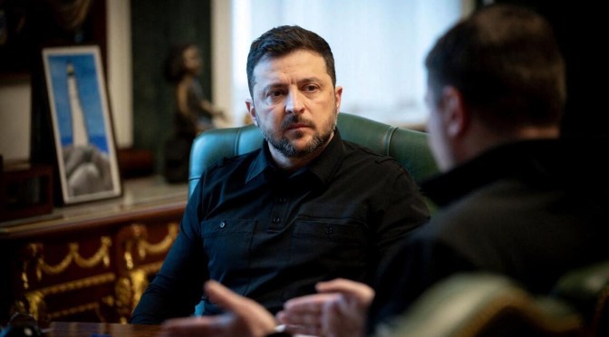 Guerre en Ukraine : Alors que Zelensky, cerné par les scandales de corruption, se fait un &lsquo;coup de com&nbsp;&raquo; en rendant visite à ses soldats dans la région de Zaporijia où la Russie avance à nouveau, le chancelier allemand lui demande de garder les jeunes ukrainiens en Ukraine