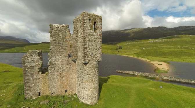 Highlands écossais : la destruction partielle du château d’Ardvreck, un révélateur des défis mondiaux de la préservation du patrimoine