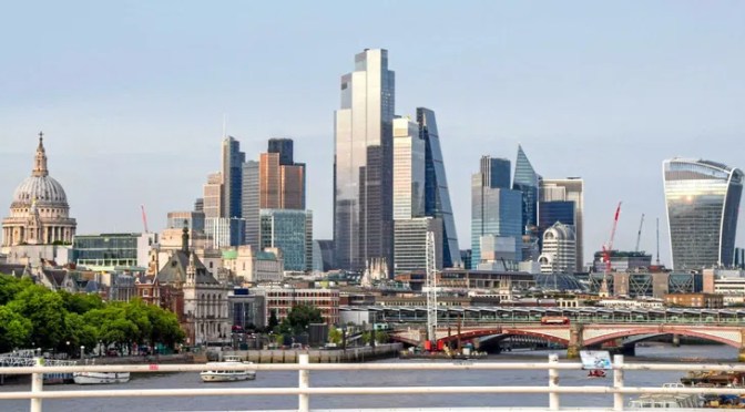 Au Royaume‑Uni, des entreprises reculent sur la diversité et l’inclusion : un signal politique et économique fort