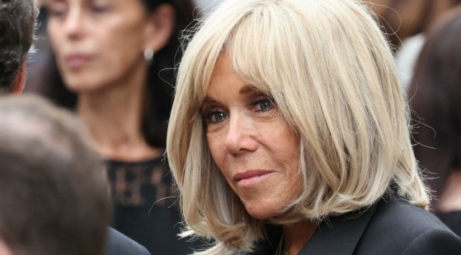 France: Brigitte Macron qualifie de « sales connes » des militantes féministes après l’interruption du spectacle d’Ary Abittan