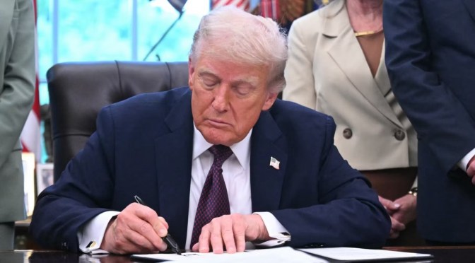 Donald Trump signe un décret pour réguler l’IA au niveau fédéral et écarter les États américains