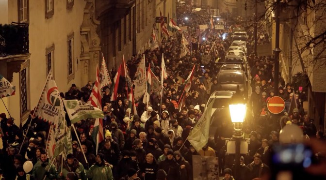 Hongrie : des dizaines de milliers de manifestants réclament la démission de Viktor Orbán après des révélations de maltraitances dans l’aide sociale à l’enfance