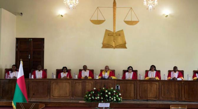 Madagascar : 66 ans après l&rsquo;indépendance, la Haute Cour constitutionnelle valide le transfert de plein droit à l&rsquo;État des terrains encore détenus par des étrangers pour achever la décolonisation foncière